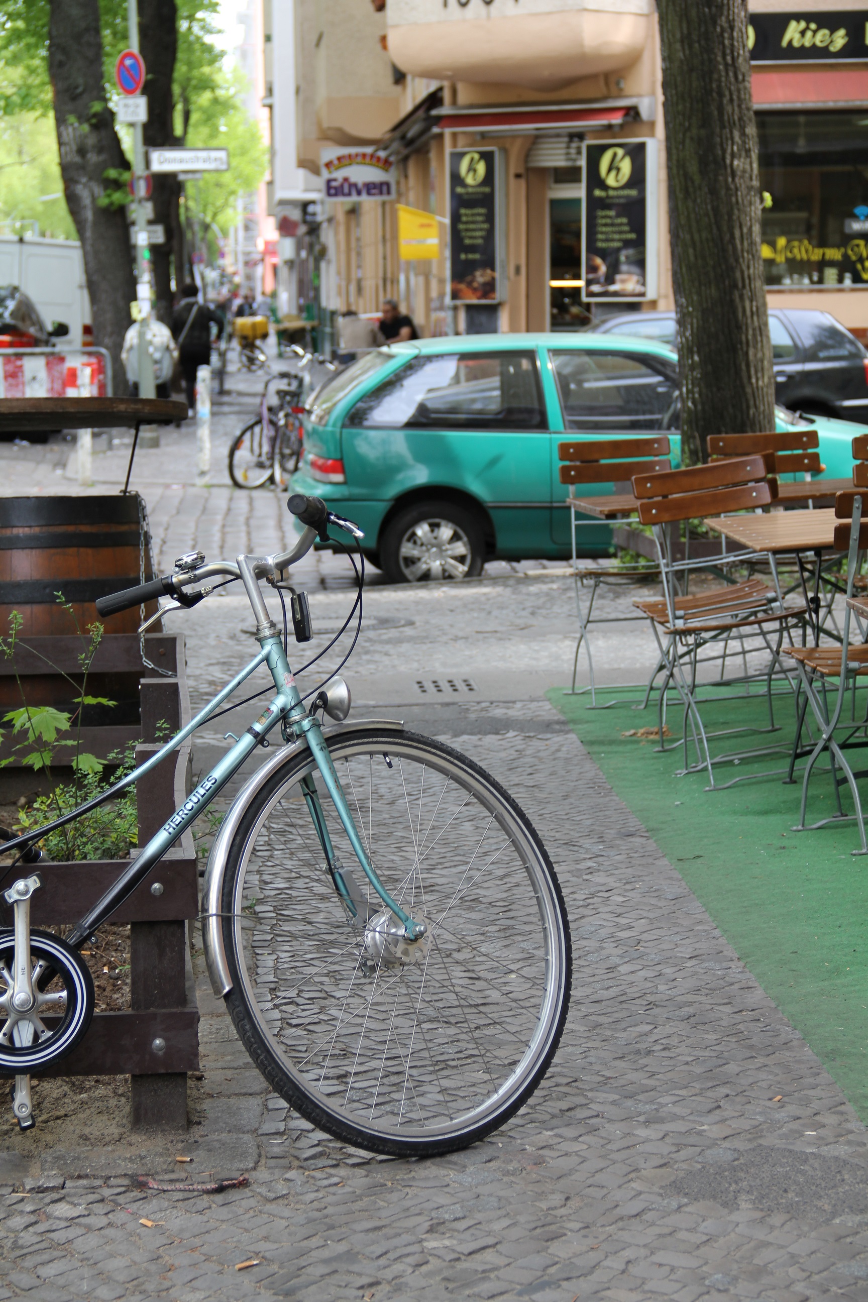 Foto: Ein sperrig abgestelltes Fahrrad versperrt den Gehweg. ABSV/Rändel