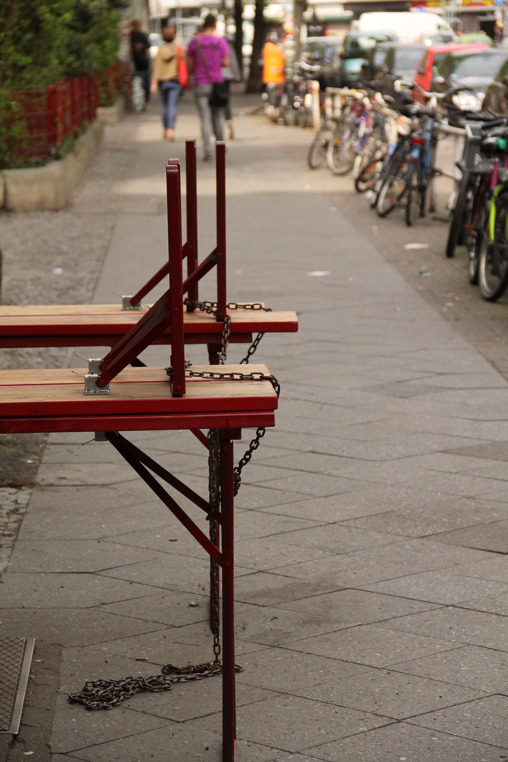 Foto: Hochgeklappte Biertische mit spitzen nach oben ragenden Eisenfüßen stehen auf dem Gehweg. Foto: ABSV/Rändel