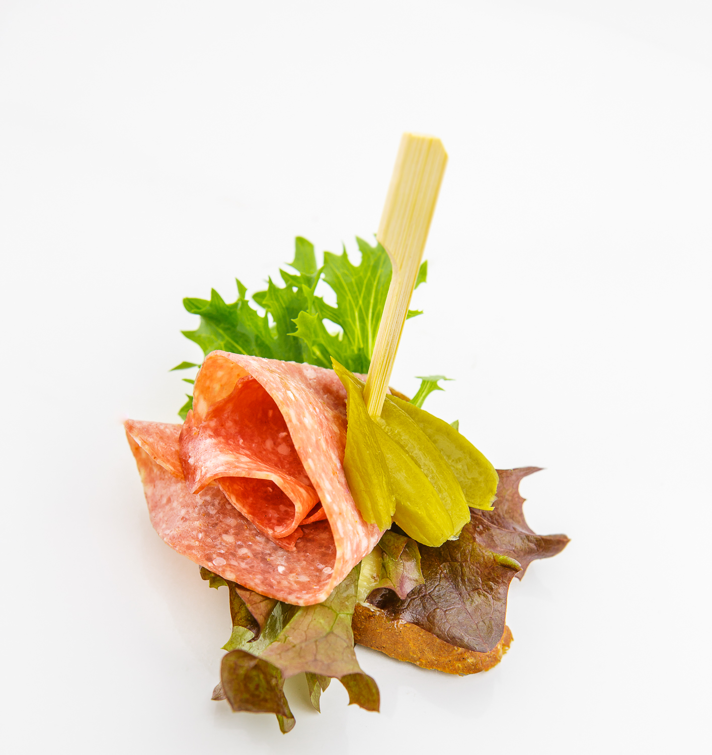 Raffiniert arrangiertes Häppchen.